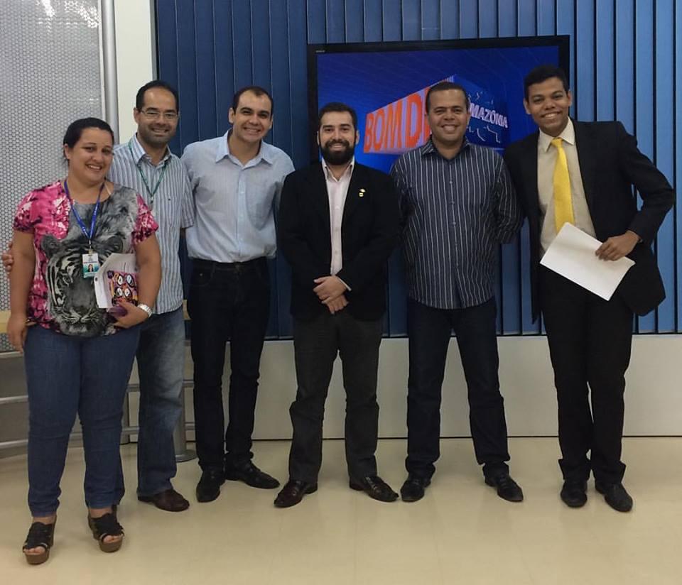 Rodney com outras cinco pessoas no estúdio do telejornal Bom Dia Amazônia