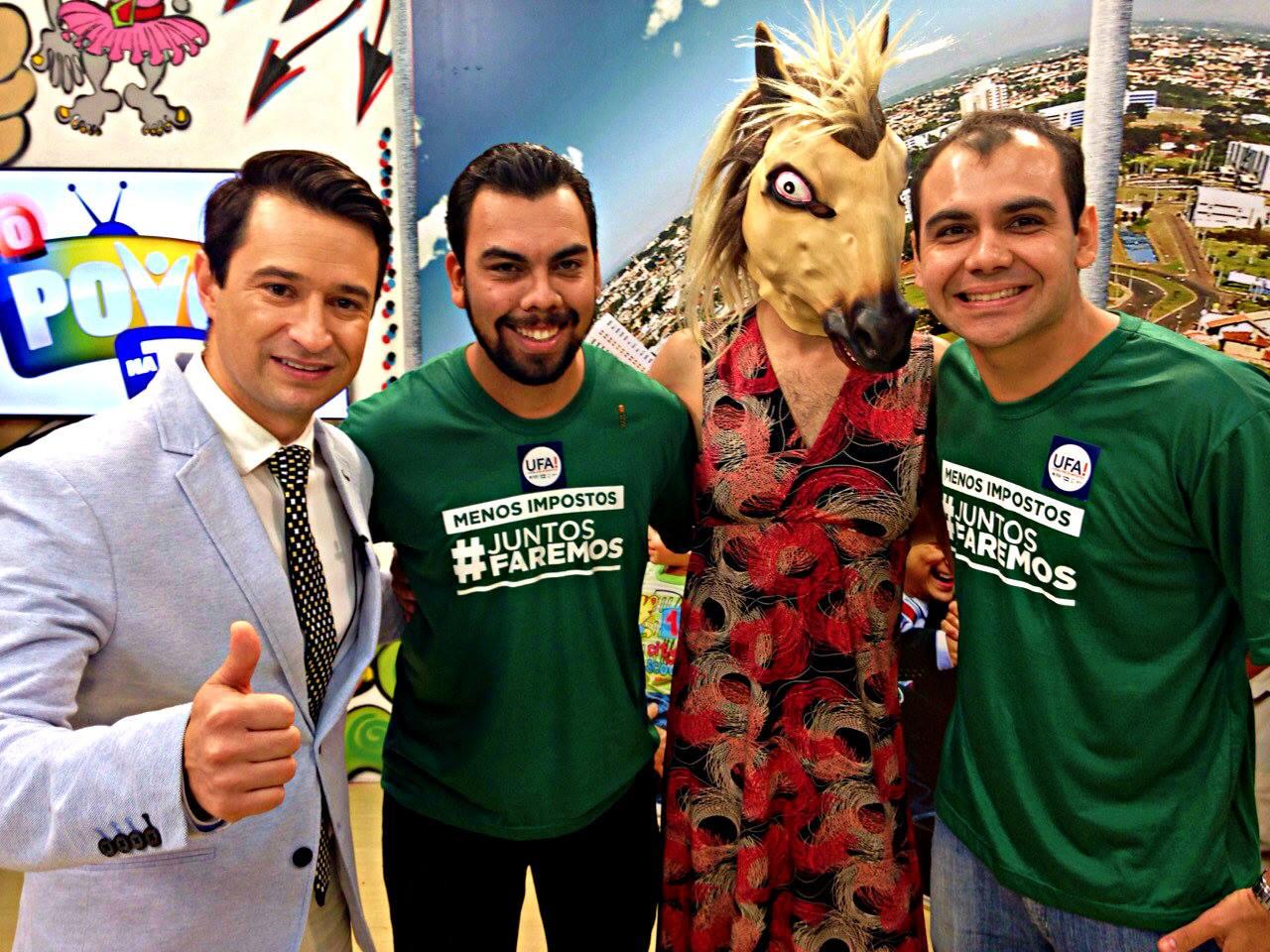 Rodney e colegas com camisetas “Menos impostos #JuntosFaremos” no estúdio de um programa de TV